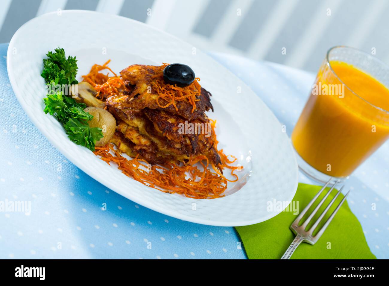 Karottenpasteten mit Karottensaft Stockfoto