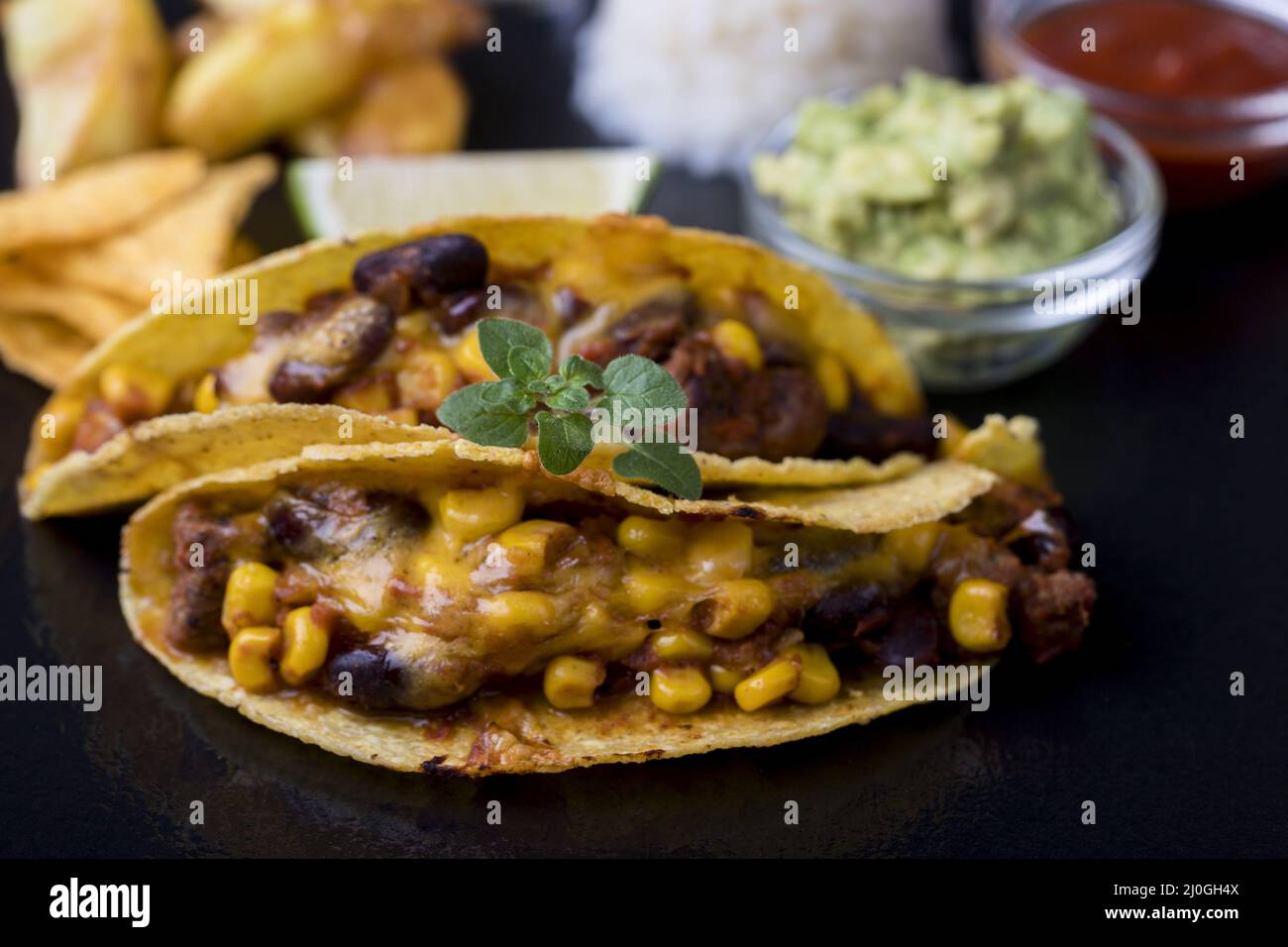 Mexikanische Tacos mit Reis auf Schiefer Stockfoto