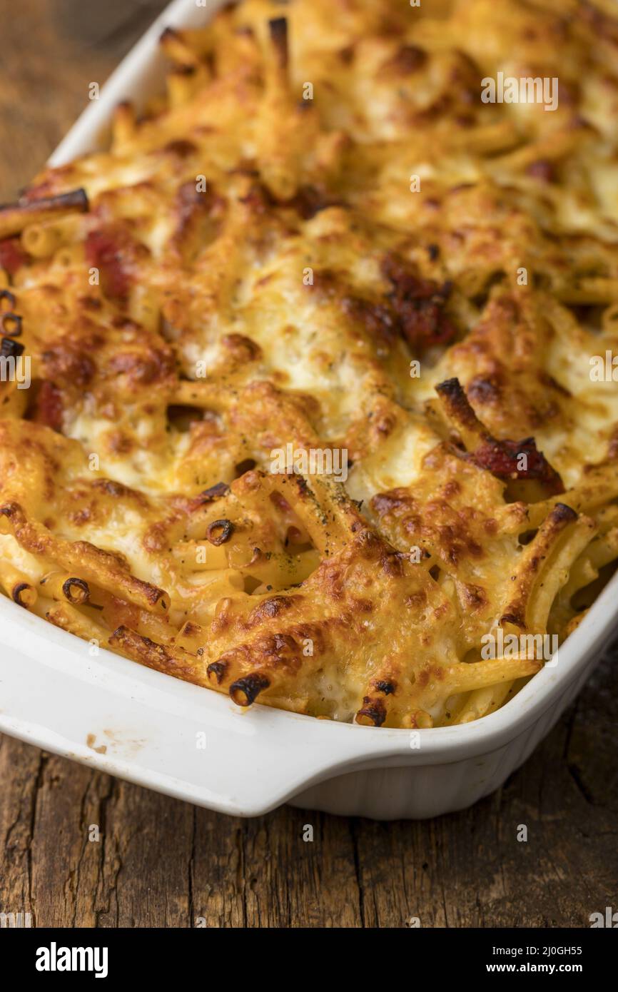 Mac und Käse auf Holz Stockfoto