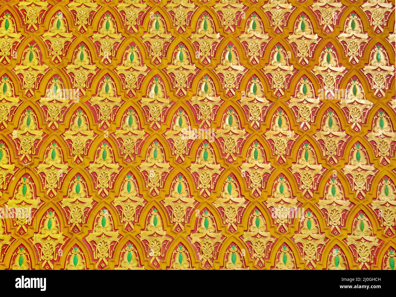 Stuck mit geometrischem Ornament im arabischen Stil auf der Wandoberfläche. Goldfarbener Hintergrund mit Arabesken oder einem orientalischen Dekor mit einem Stockfoto