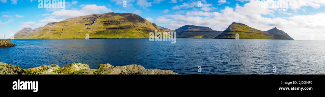 Wunderschöner Panoramablick von der Insel Kalsoy auf die Gipfel der Insel Kunoy. Färöer-Inseln. Nordeuropa Stockfoto