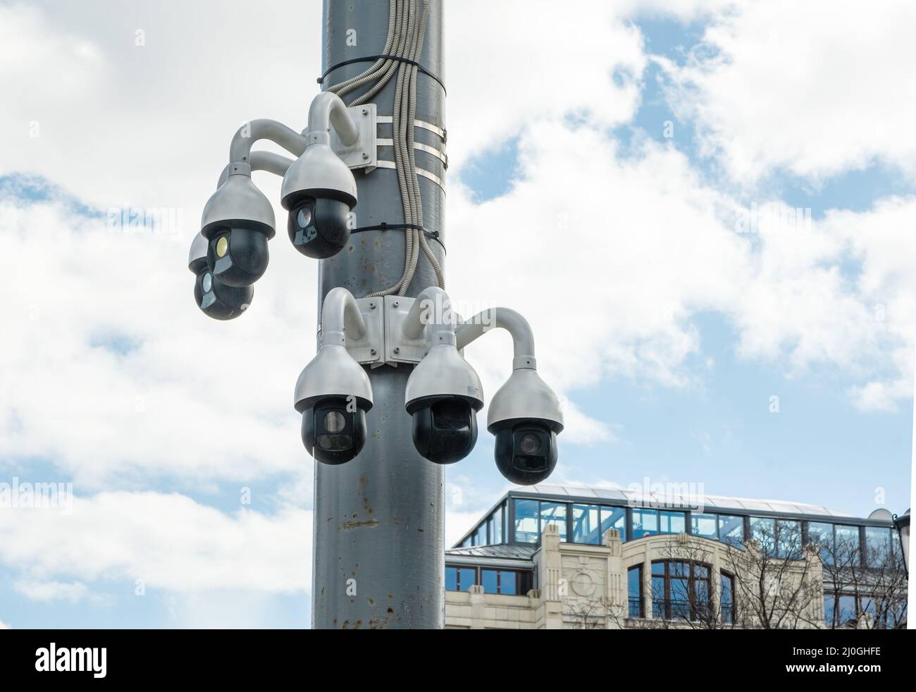 CCTV-Kameras auf einem Mast vor einem blauen bewölkten Himmel. City CCTV Stockfoto