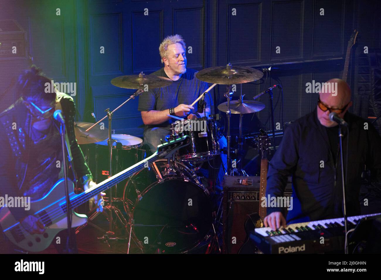 Drummer Kevin Rankin tritt mit der New Wave Band A Flock of Seagulls der Achtziger im Acapela, Cardiff, März 2022 auf Stockfoto