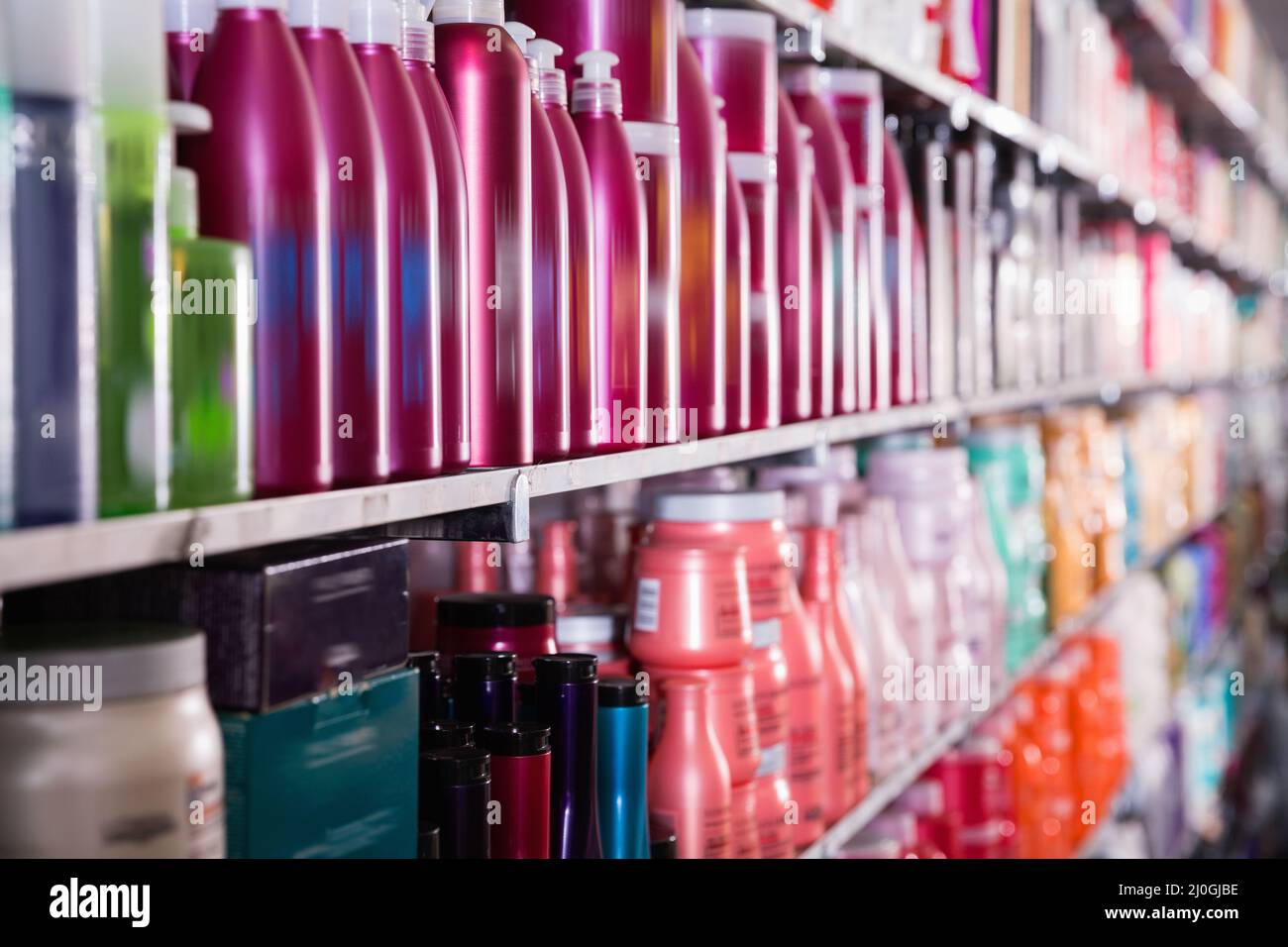 Bild von Regalen mit Conditionern und Mousse für Haare im Geschäft. Stockfoto
