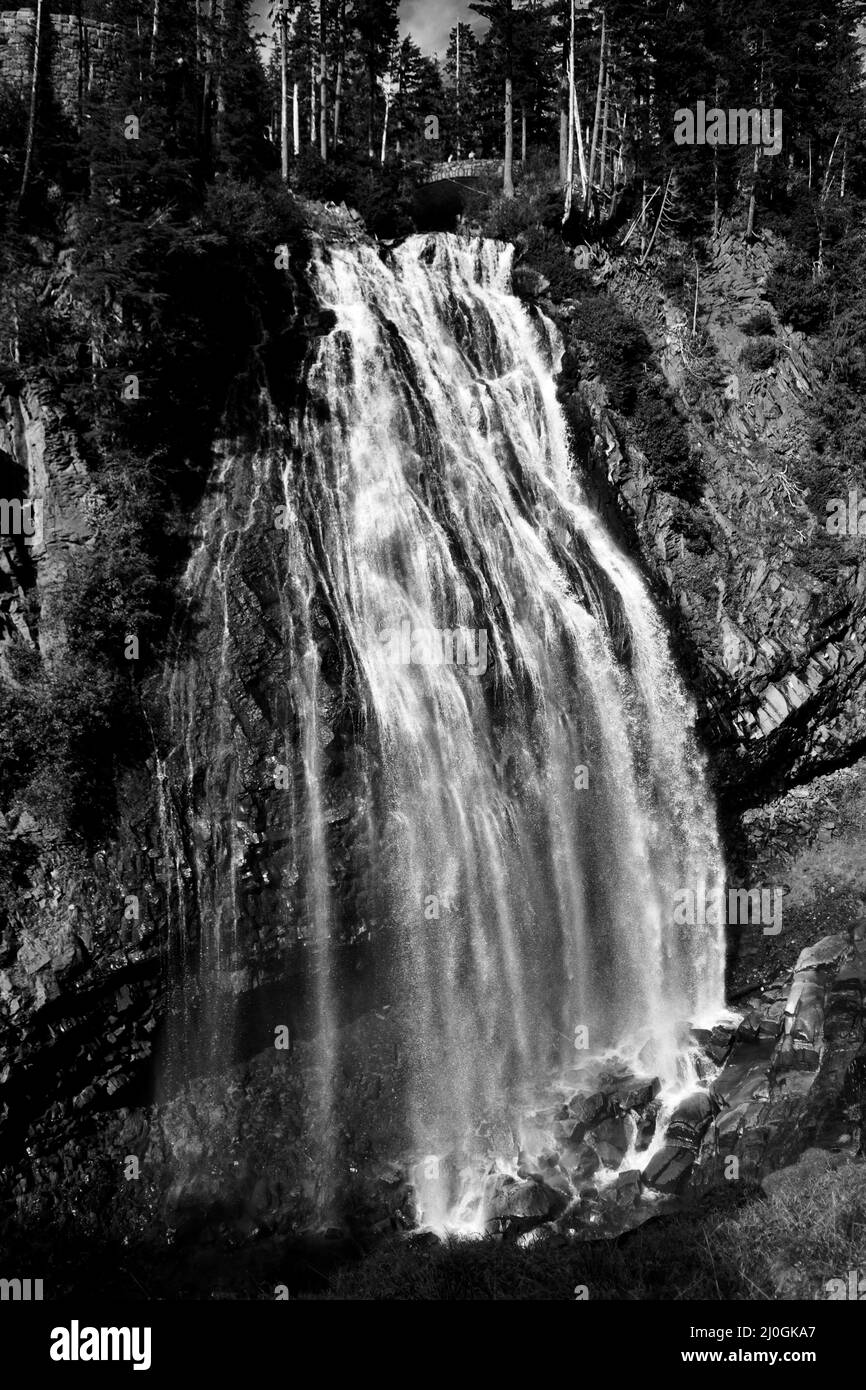 Aufgenommen in Graustufen eines Wasserfalls in Washington Stockfoto