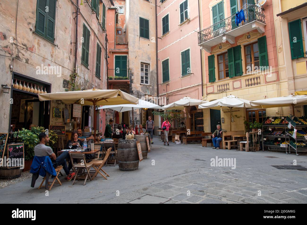 Menschen entspannen sich in den Cafés in der Nachbarschaft von Monterosso Dorf cinque terre, Italien Stockfoto