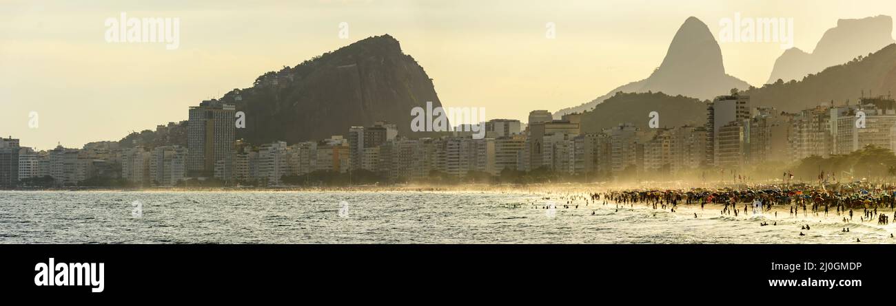 Panoramabild des Strandes von der Küste von Rio de Janeiro bei Sonnenuntergang Stockfoto