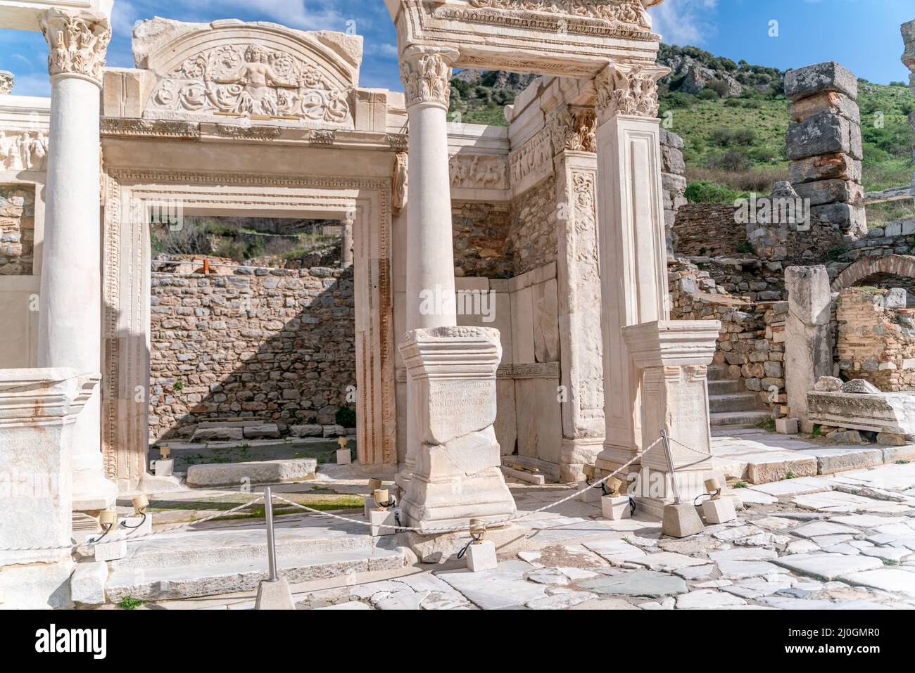 EPHESUS, TÜRKEI: Marmorreliefs in der historischen antiken Stadt Ephesus, in Selcuk, Izmir, Türkei.Figur der Medusa mit Ornamenten von AC Stockfoto