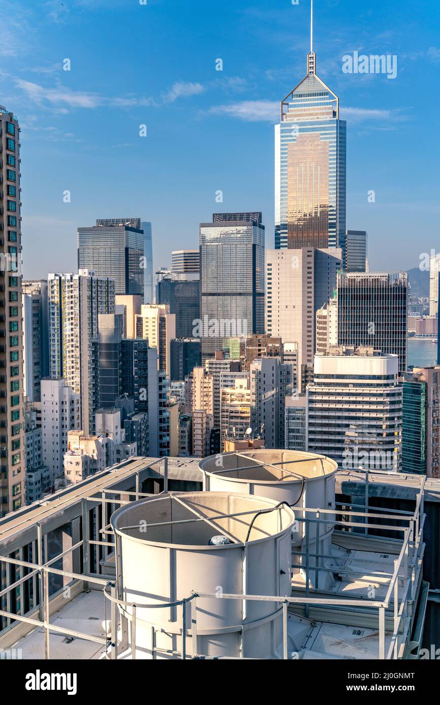 Die atemberaubende Aussicht auf Hong Kong Stadtlandschaft voller Wolkenkratzer vom Dach. Stockfoto