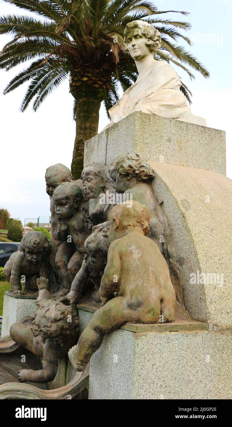 Beliebte Fuente de los Niños Kinderbrunnen des spanischen Bildhauers Mariano Benlliure Gil mit verschiedenen Versionen Sardinero Santander Cantabria Spanien Stockfoto