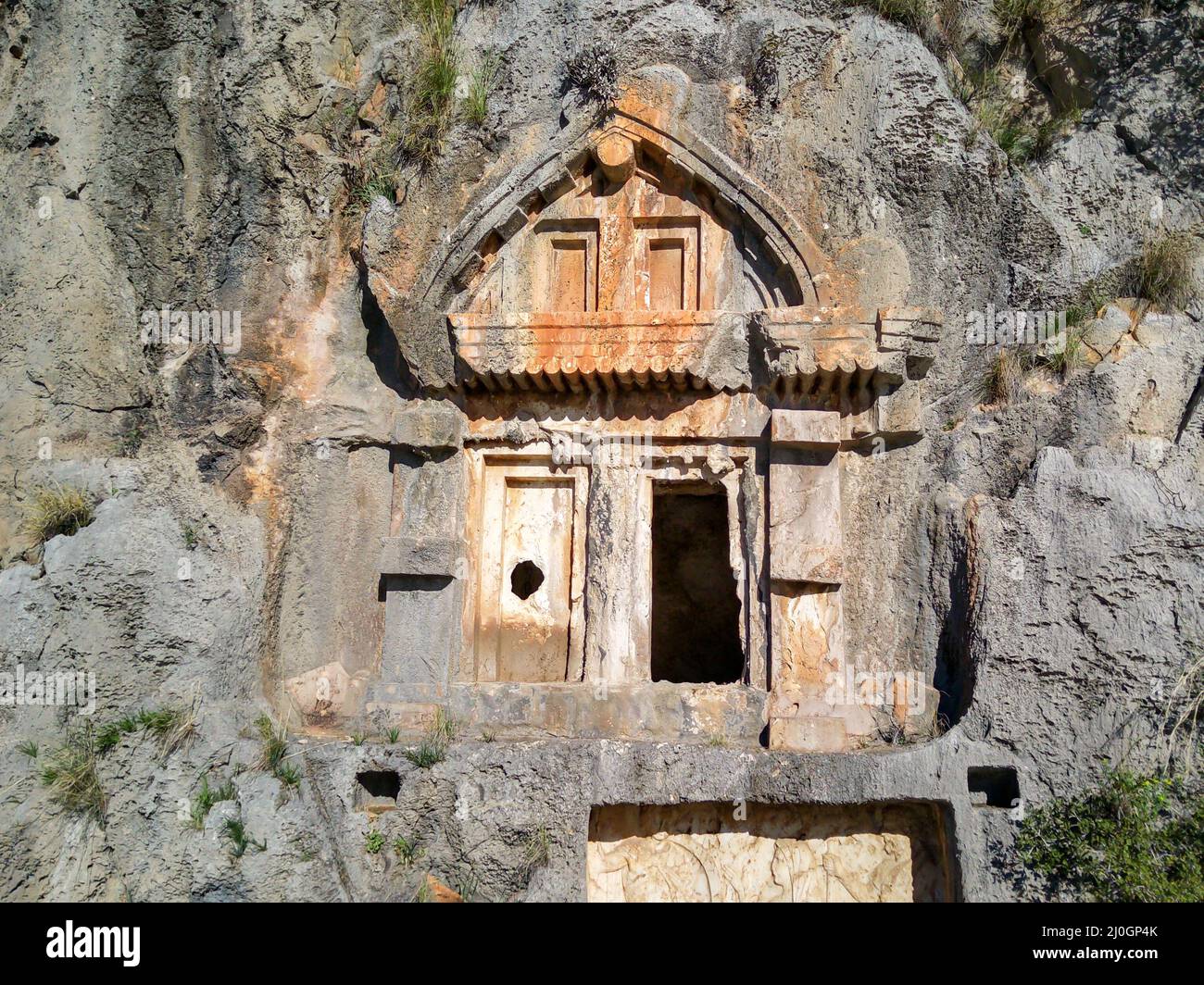 Aus der Vogelperspektive betrachtet man die antiken griechischen Felsgräber, die in die Klippen von Myra (Demre Stockfoto