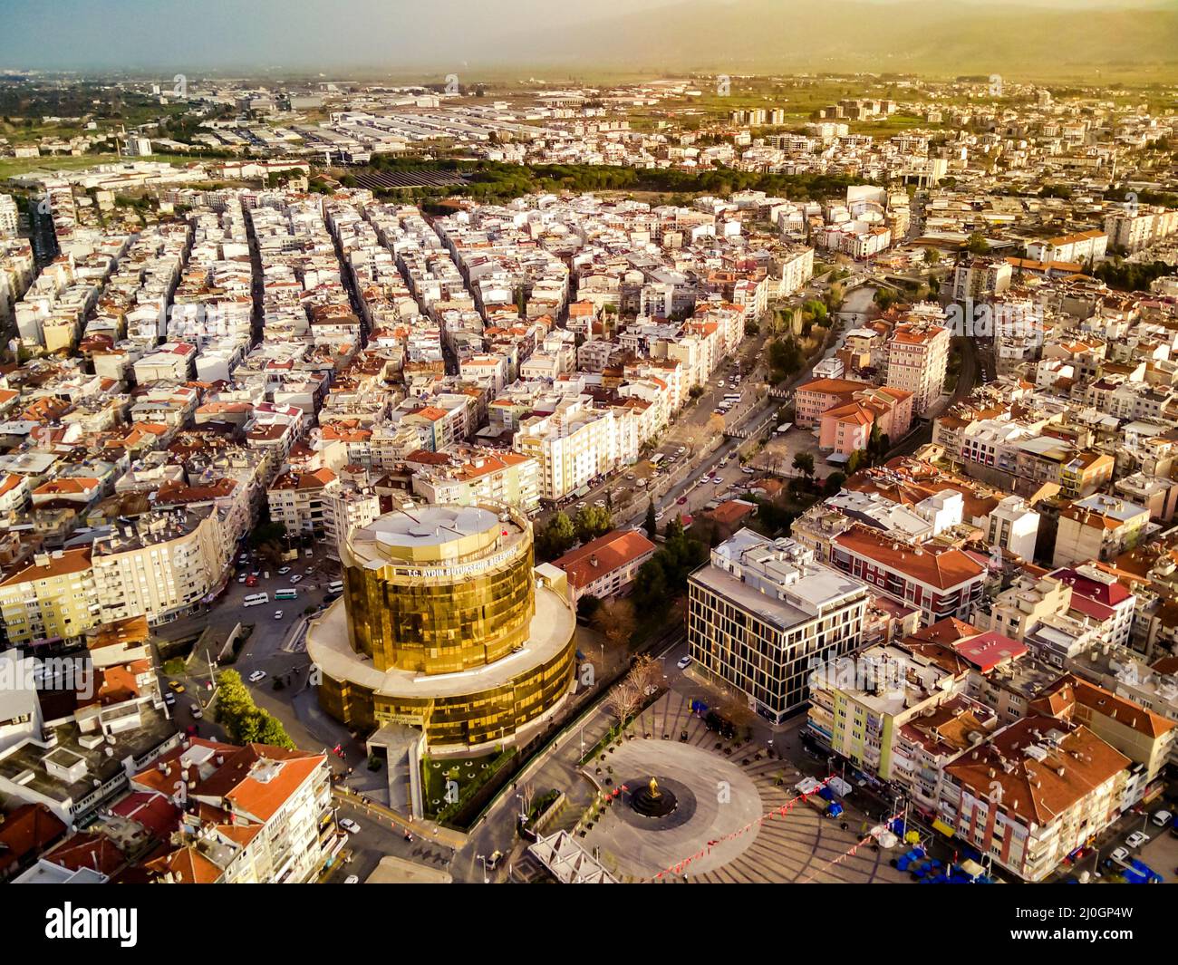 Luftaufnahme der Hauptstadt der Provinz Aydin - Stadt Aydin vom Höhepunkt der Drohnenflug an sonnigen Tagen in der Türkei. Super aer Stockfoto