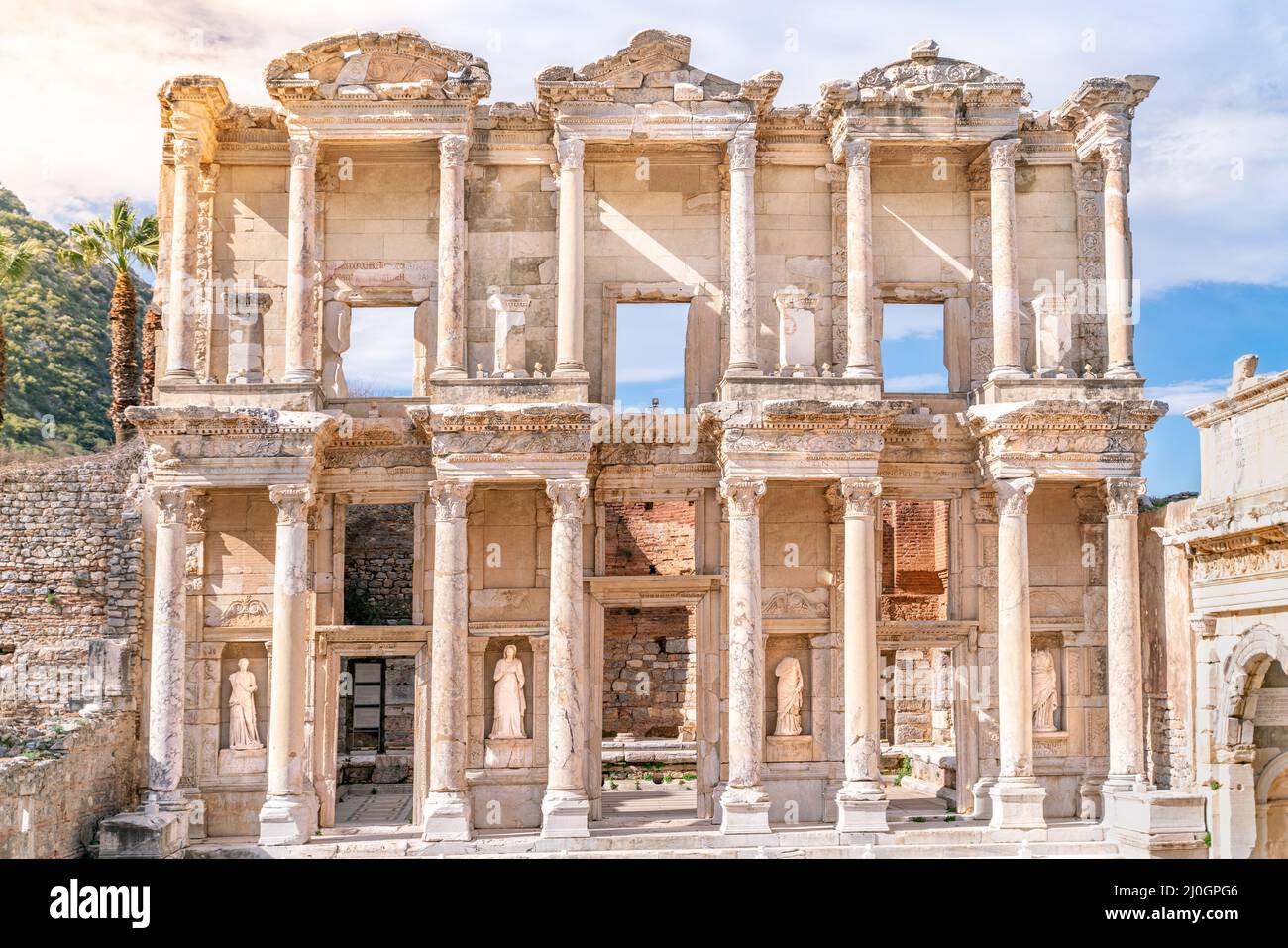 Celsus Bibliothek in Ephesus in Selcuk (Izmir), Türkei. Die Marmorstatue ist Sophia, Göttin der Weisheit, in der Celcus Library in Ephesu Stockfoto