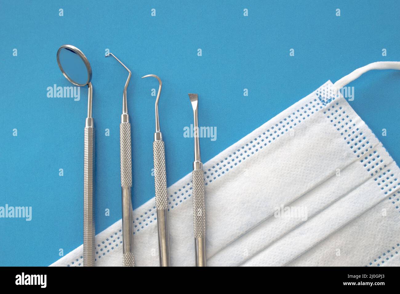 Zahnarzt Professionelle Werkzeuge medizinische Geräte isoliert auf weißem Hintergrund in der Zahnarztpraxis. Dental Care konzeptionelle Image-Backgro Stockfoto