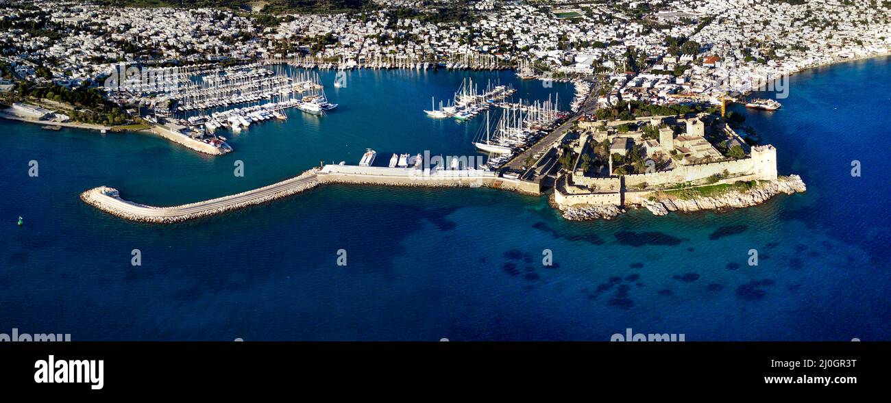 Herrlicher Panoramablick von der Drohne auf den Hafen von Bodrum und das alte Schloss Kalesi Stockfoto