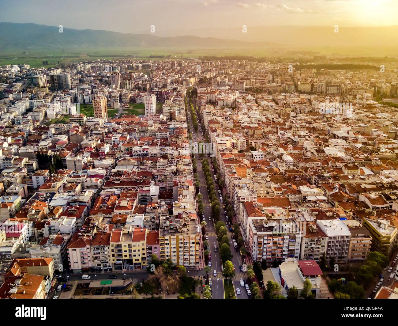 Luftaufnahme der Hauptstadt der Provinz Aydin - Stadt Aydin vom Höhepunkt der Drohnenflug an sonnigen Tagen in der Türkei. Super aer Stockfoto