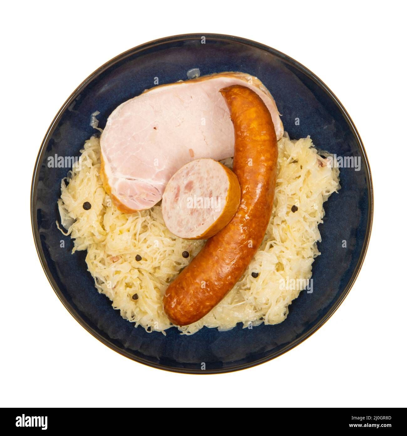 Teller mit garniertem Sauerkraut auf weißem Hintergrund - Studioaufnahme Stockfoto