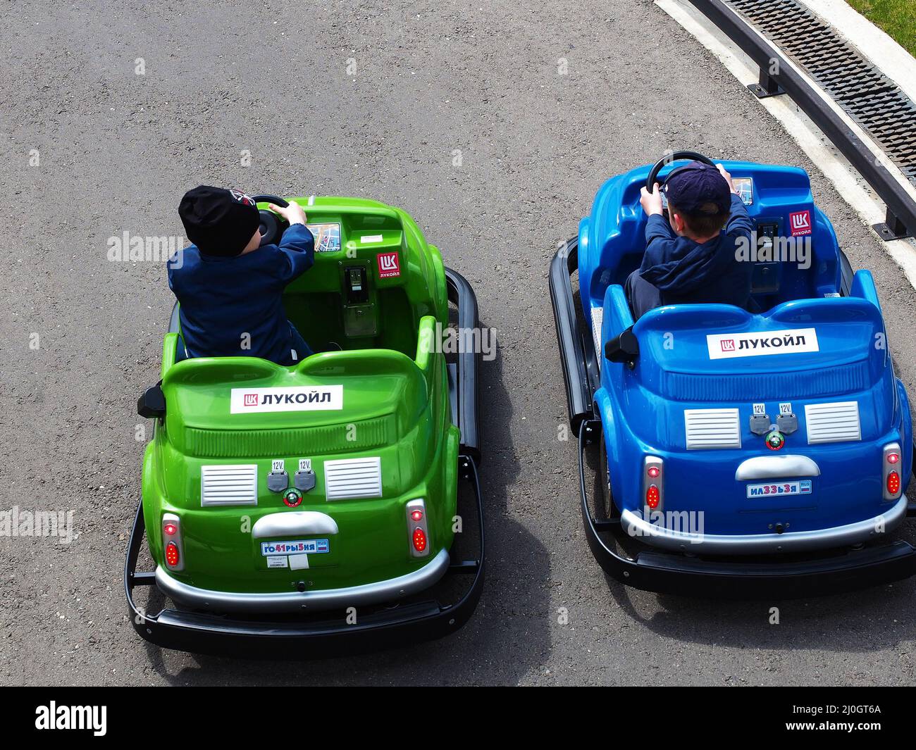 Russland, Sotschi 16.04.2021. Zwei kleine Jungen fahren in Kleinwagen auf der Straße der Kinderkart-Strecke. Stockfoto