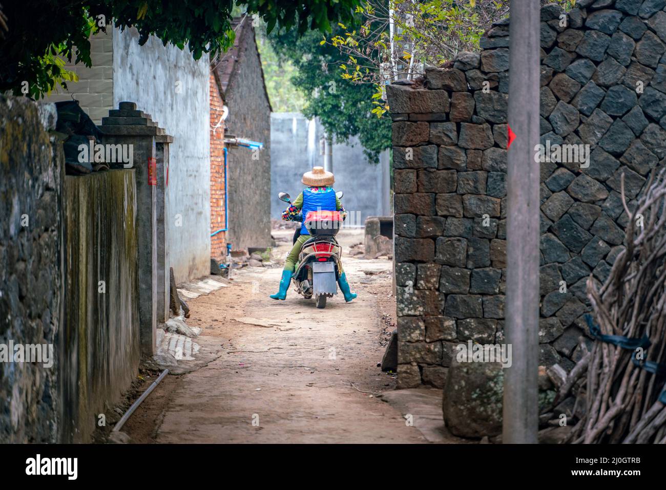 Die ländliche Straßenansicht des alten traditionellen Fischerdorfes auf Hainan in China Stockfoto