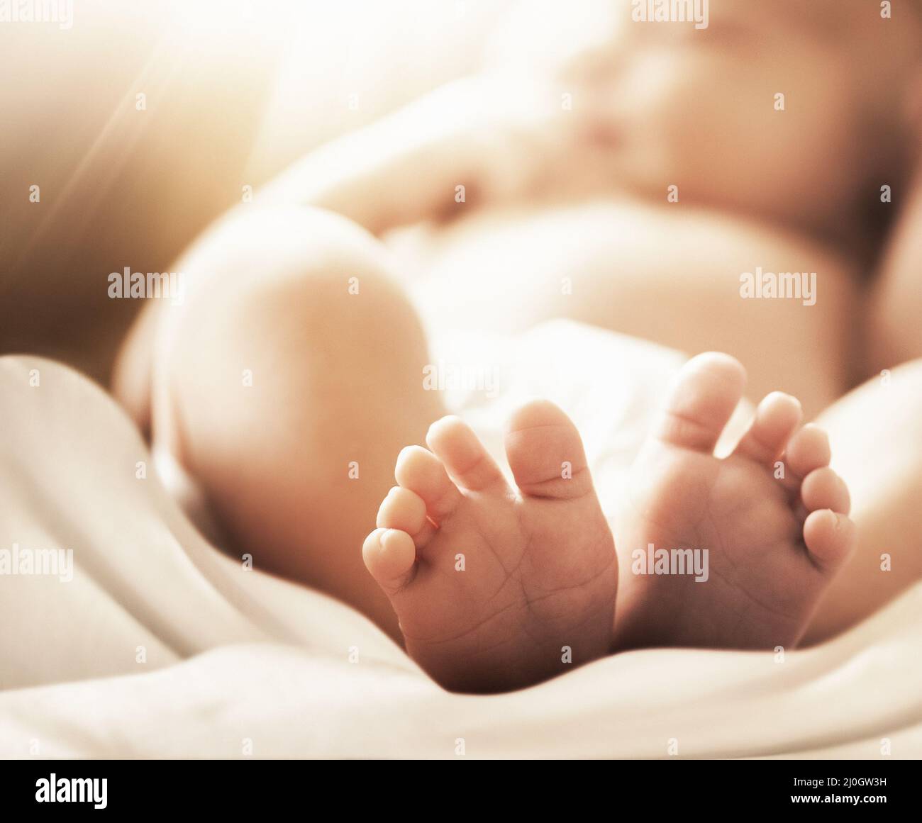 Neugeborenes mit sanftem Weichzeichner-Effekt Stockfoto