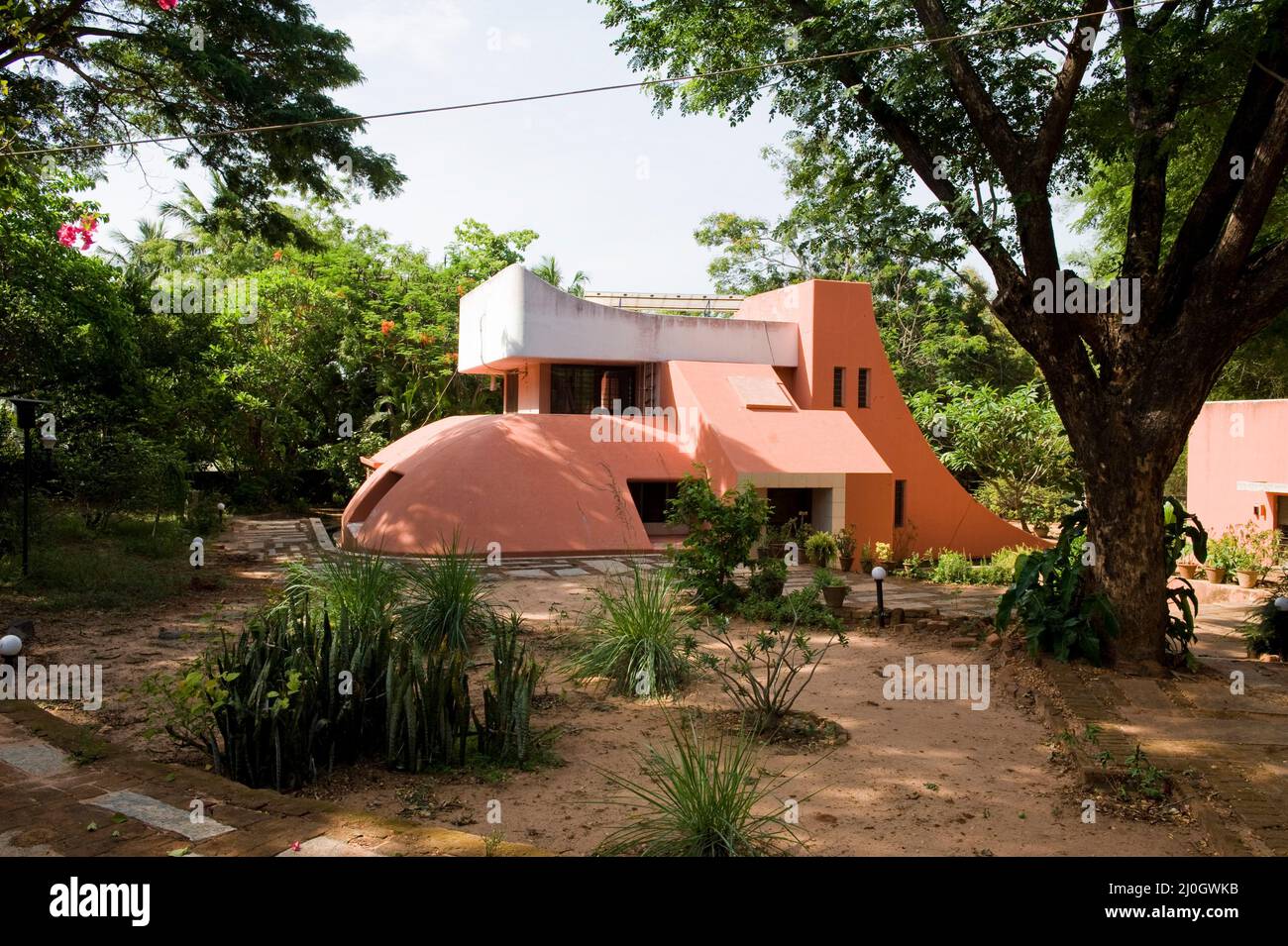 Auroville, Indien - Mai 2016: Von Roger Anger zu Beginn der siebziger Jahre entworfenes Haus. Auromodele-Community. Stockfoto
