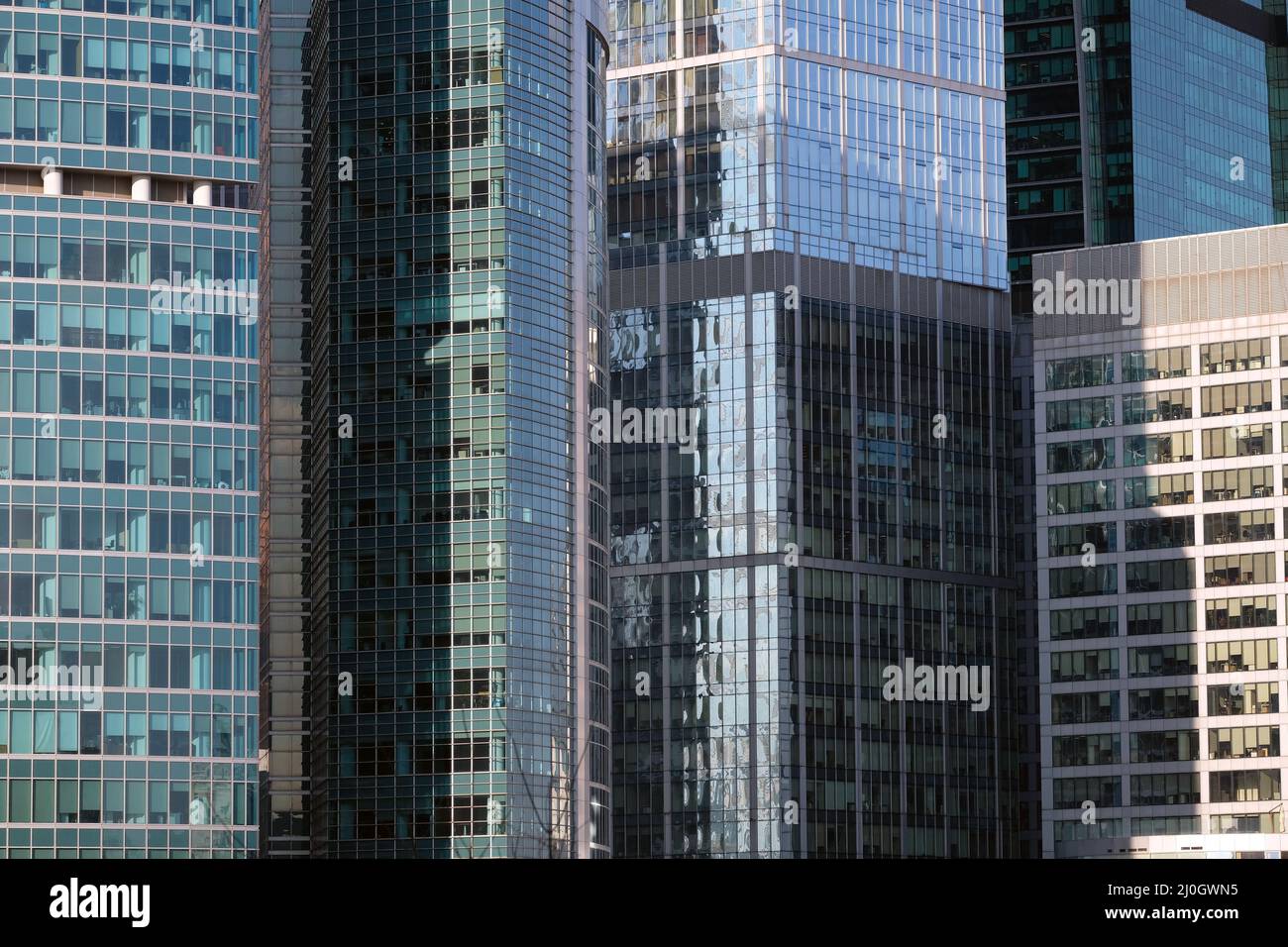 Dicht stehende Gebäude des Moscow City International Business Center Wolkenkratzer Vorderansicht aus nächster Nähe Stockfoto