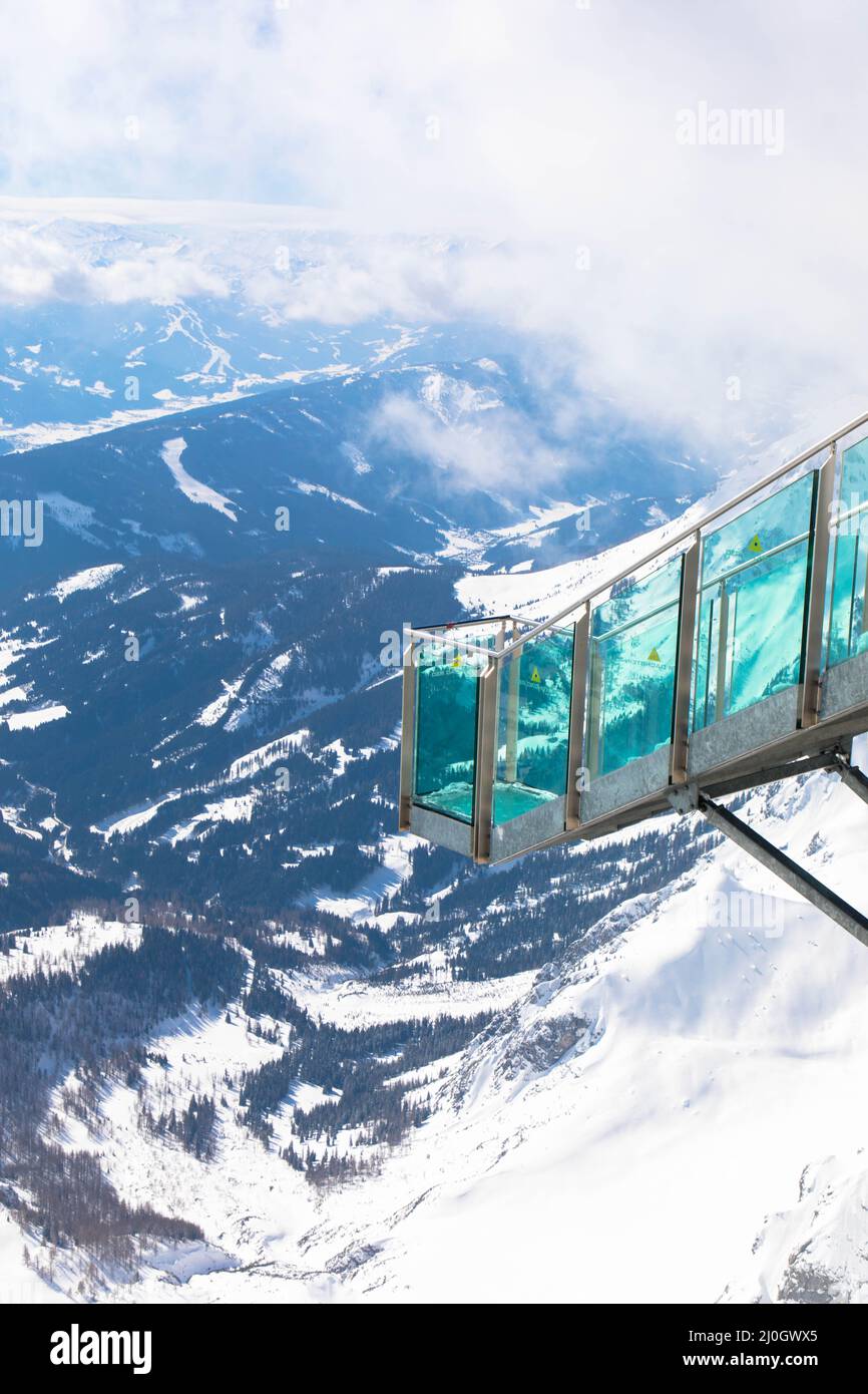 Spektakulärer Alpenblick mit der Stairscase to Nowhere auf dem verschneiten Dachsteingipfel, Schladming, Steiermark, Österreich. Purer Nervenkitzel kombiniert. Stockfoto