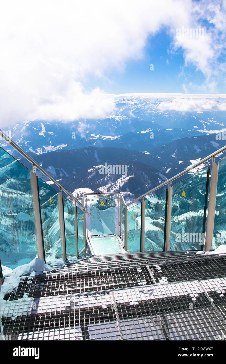 Spektakulärer Alpenblick mit der Stairscase to Nowhere auf dem verschneiten Dachsteingipfel, Schladming, Steiermark, Österreich. Purer Nervenkitzel kombiniert. Stockfoto
