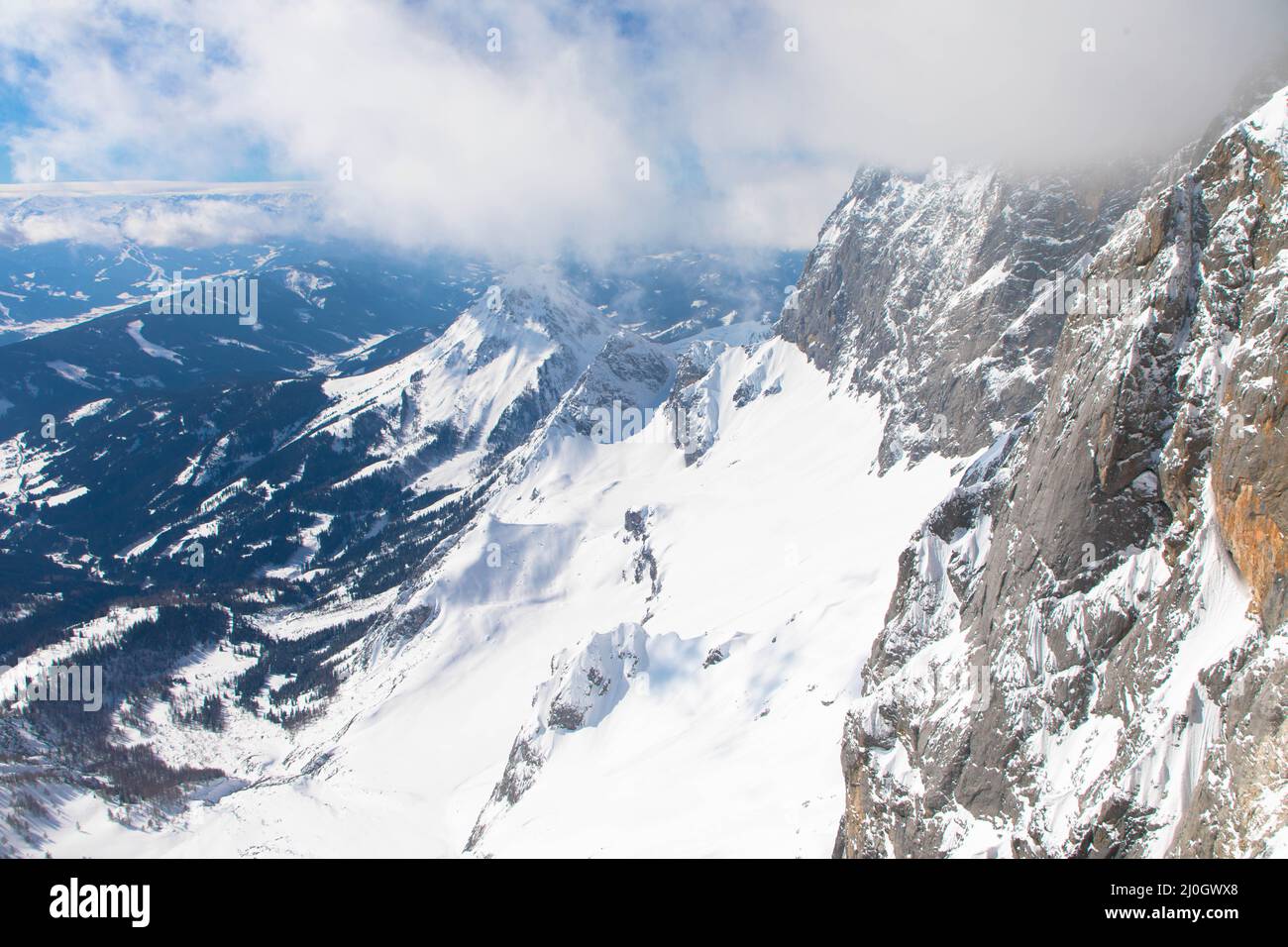 Das verschneite Winterpanorama der Dachstein Alpen. Der Dachstein ist der höchste Berg in Oberösterreich, der Steiermark. Ewiges Eis in den Alpen. Winterurlaub Stockfoto