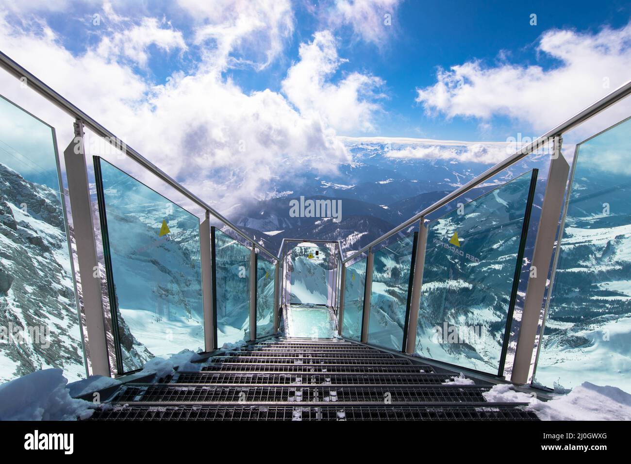 Spektakulärer Alpenblick mit der Stairscase to Nowhere auf dem verschneiten Dachsteingipfel, Schladming, Steiermark, Österreich. Purer Nervenkitzel kombiniert. Stockfoto