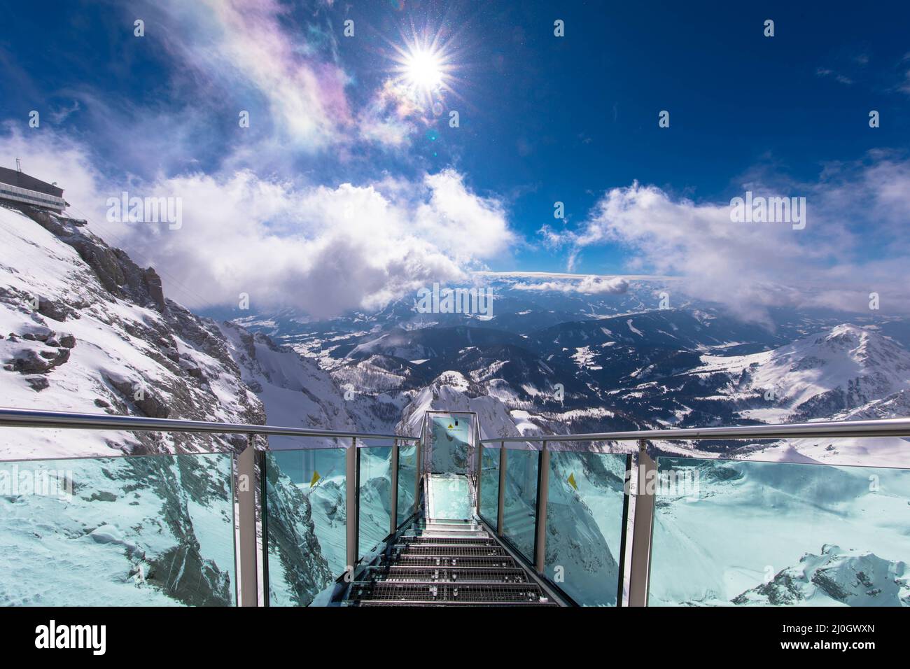 Spektakulärer Alpenblick mit der Stairscase to Nowhere auf dem verschneiten Dachsteingipfel, Schladming, Steiermark, Österreich. Purer Nervenkitzel kombiniert. Stockfoto