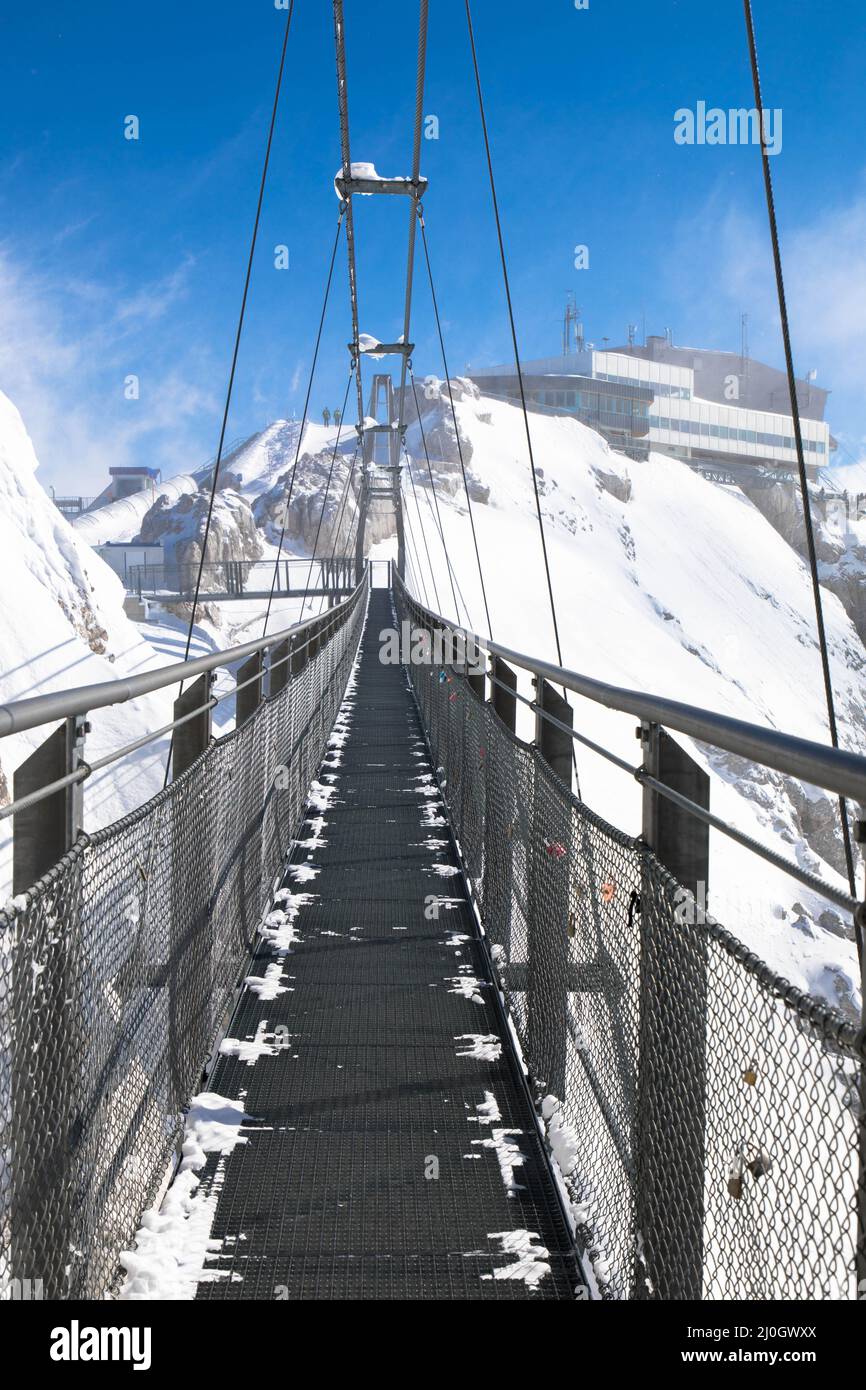 Österreichs höchste Hängebrücke in den österreichischen Alpen. Skywalk am Dachstein. Schladming, Steiermark, Österreich spektakuläre Winterlandschaft und Atemnot Stockfoto