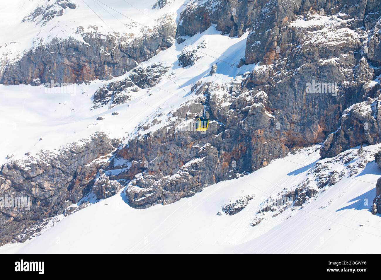 Panorama vom Dachsteingletscher und der Seilbahn. Das Hochplateau ist der beste Ort zum Skifahren, Snowboarden und anderen Wintersportarten, Steiermark, Österreich Stockfoto