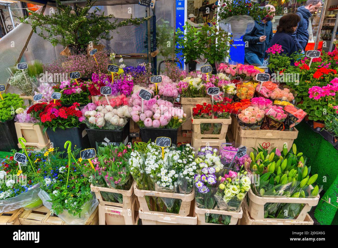 Paris, Frankreich - 4. Mai 2017: Fresh Flowers Retail Shop auf dem Aligre Market in Paris Stockfoto