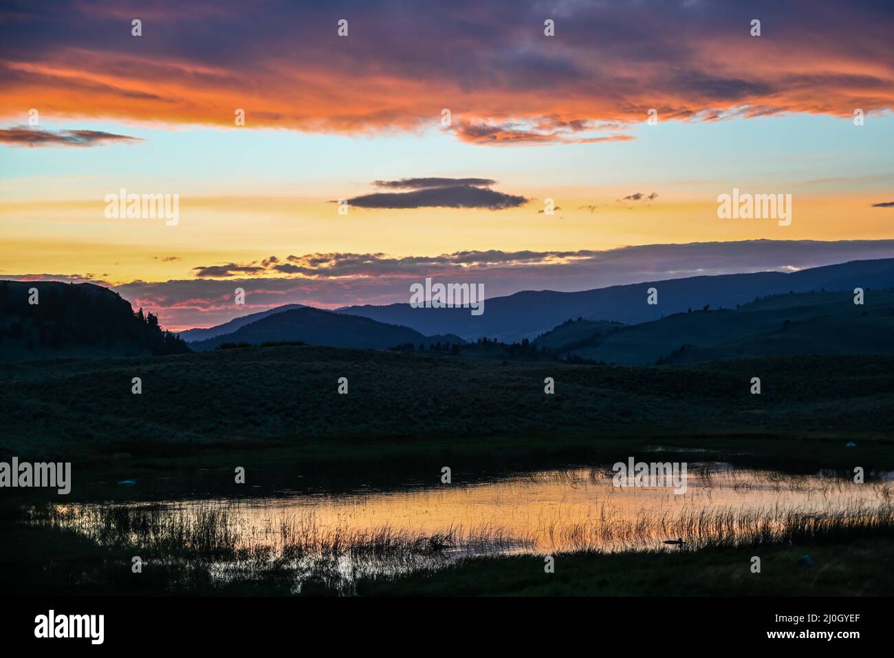 Dramatische, lebhafte Sonnenuntergangsszenerie im Yellowstone National Park, Wyoming Stockfoto