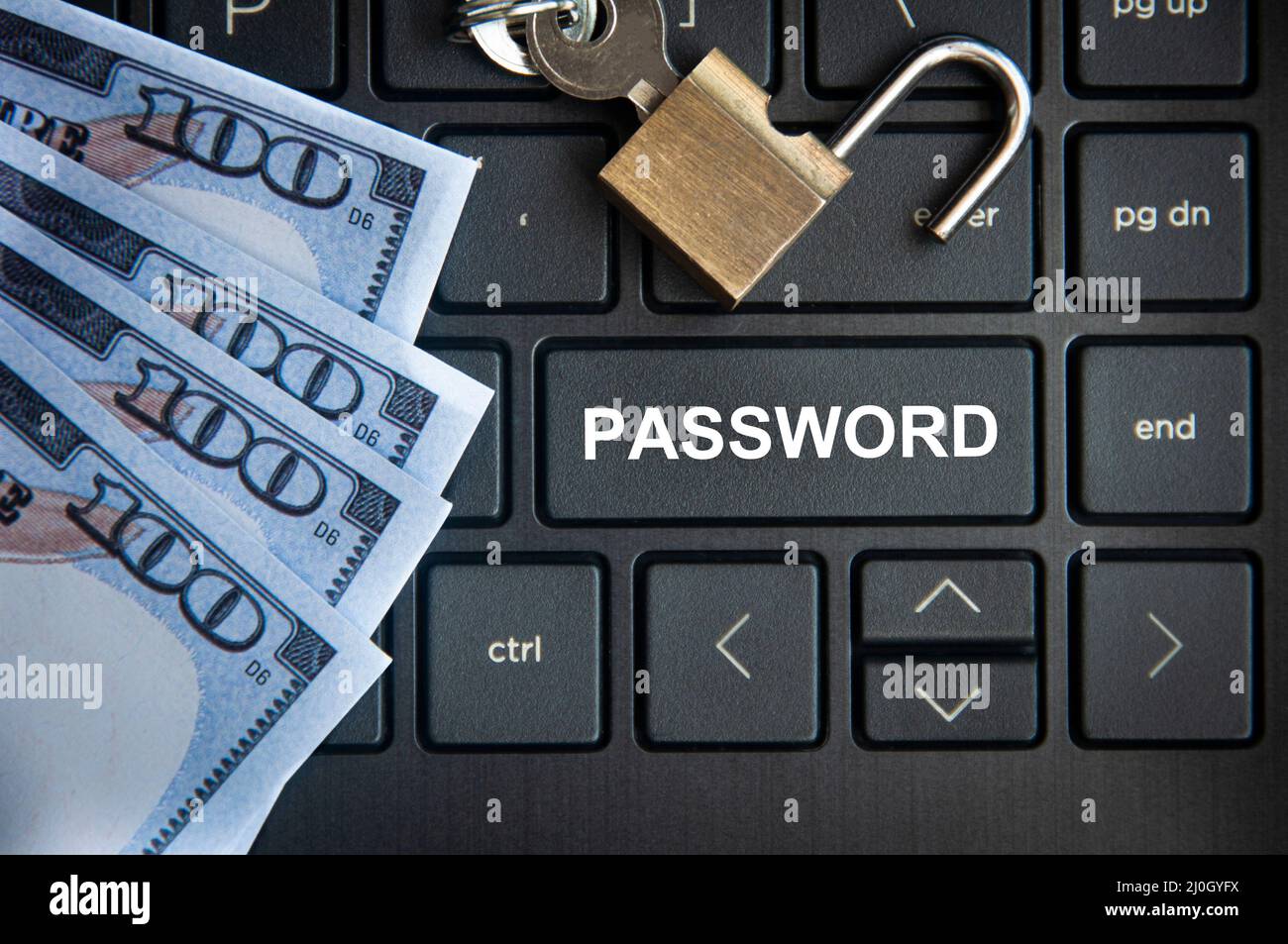 Passworttext auf Laptop-Registerkarte mit Spind und Banknoten Hintergrund. Online-Sicherheitskonzept Stockfoto