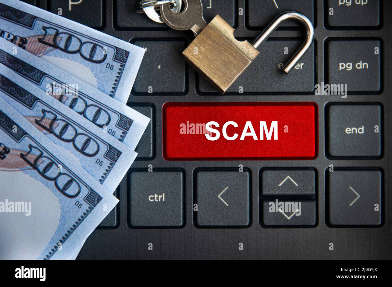 Scam-Text auf roter Laptop-Registerkarte mit Schließfach und Banknoten Hintergrund. Online-Sicherheitskonzept Stockfoto