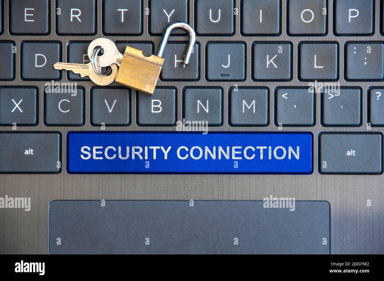 Text für Sicherheitsverbindung auf blauer Laptop-Leertaste mit Spind-Hintergrund. Online-Sicherheitskonzept Stockfoto