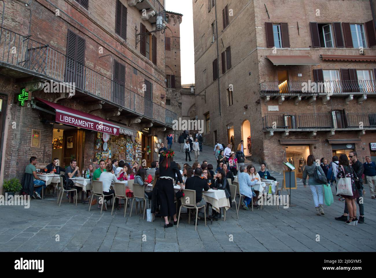 Menschen entspannen in den Cafés in den Straßen der historischen Stadt Siena Italien, Europa Stockfoto