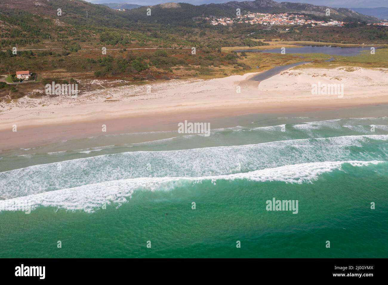 Drone oben Luftaufnahme über Surfer Surfen auf dem Paradies türkisfarbenes Meer Wasser krachende Wellen, in Spanien Stockfoto