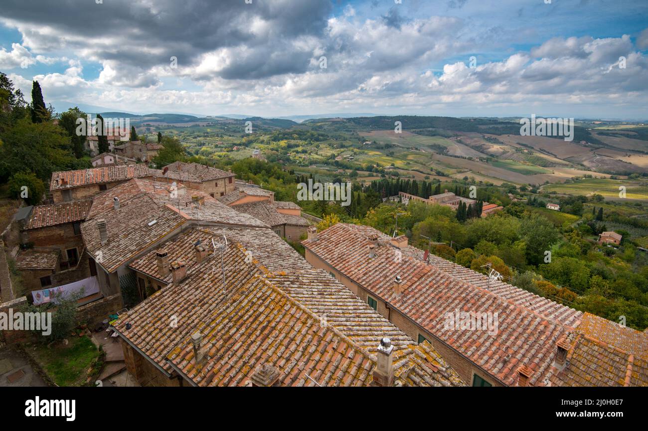 Landschaft der Toskana und Hausdächer. Montepulciano Hügelstadt, Italien Europa Stockfoto
