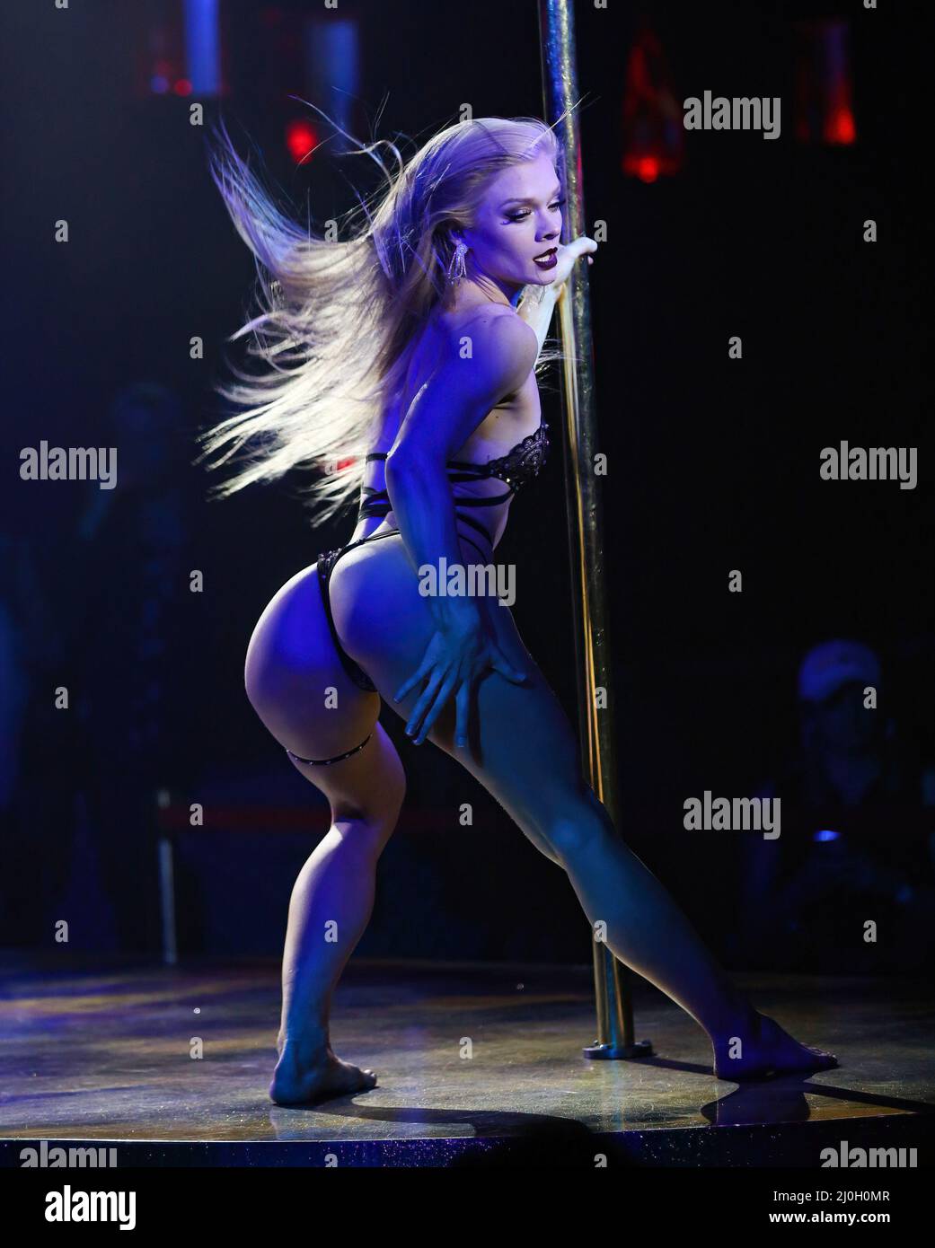 Las Vegas, USA. 18. März 2022. Courtney Friedersdorf tritt während der weiblichen Revue „Sexxy After Dark“ im Hustler Club von Larry Flynt in Las Vegas, Nevada, auf. Kredit: SOPA Images Limited/Alamy Live Nachrichten Stockfoto