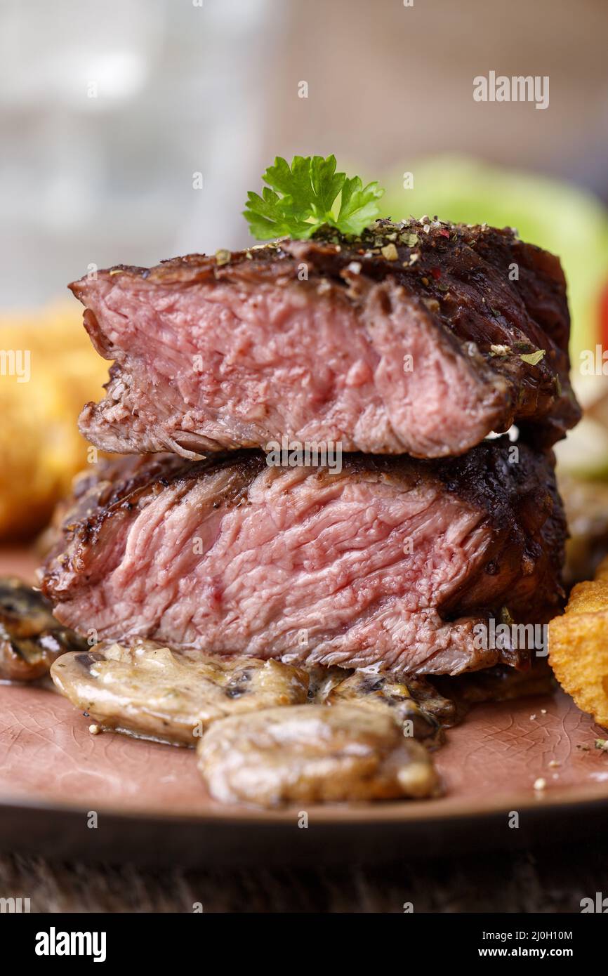 Steakscheiben mit Kroketten und Pilzen Stockfoto