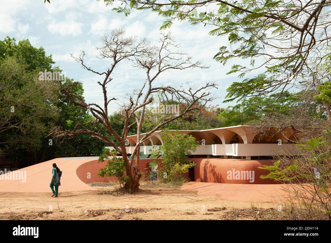 Auroville, Indien - Juli 2019: Das Gebäude der "letzten Schule", entworfen vom Architekten Roger Anger in den siebziger Jahren. Stockfoto
