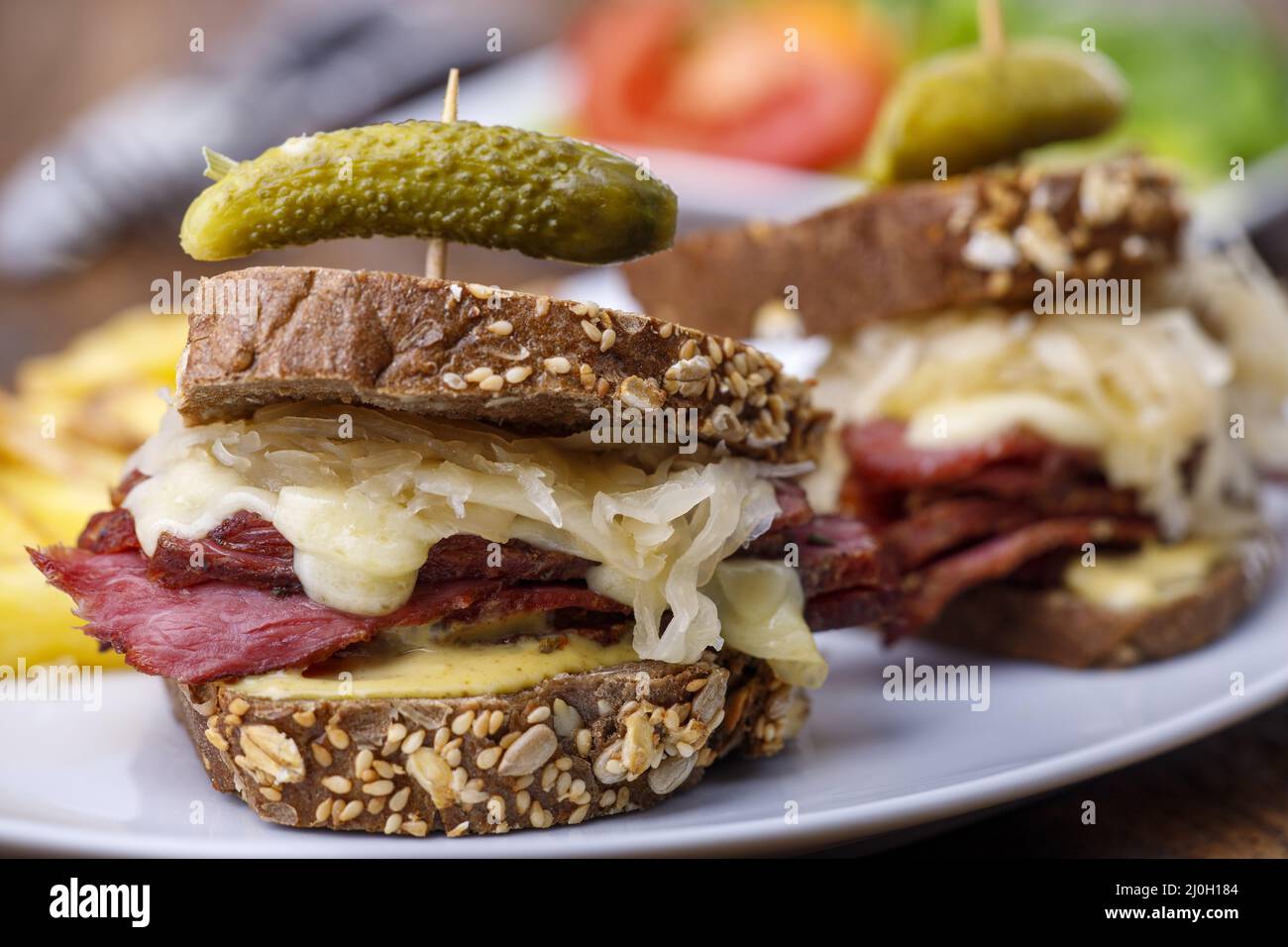 Reuben Sandwich auf rustikalem Holz Stockfoto