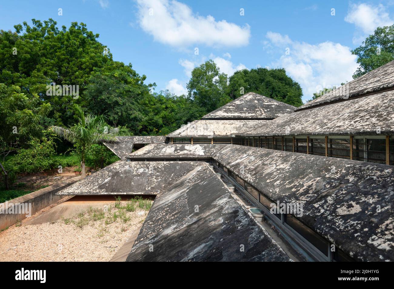 Auroville, Indien - November 2020: Das Gebäude der 'After School 2', entworfen vom Architekten Roger Anger in den siebziger Jahren. Stockfoto