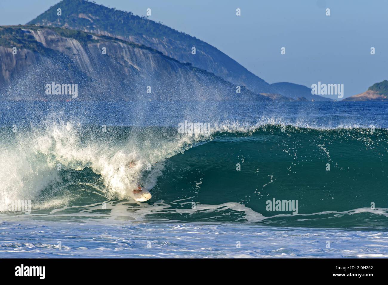 Surfer in der Röhre in einer Welle Stockfoto