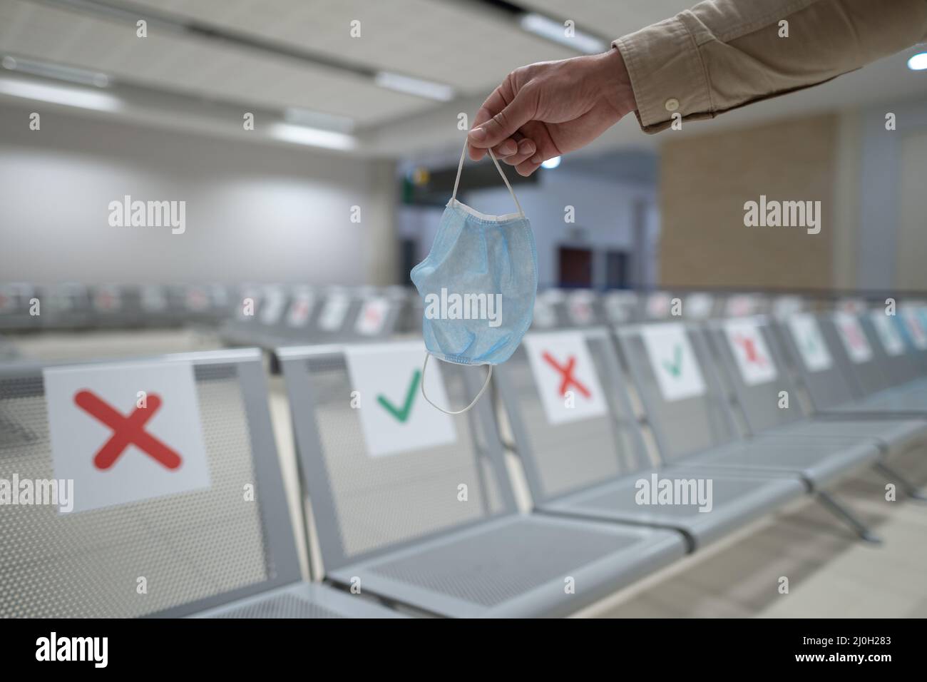 Reise-Essential-Konzept, Wiedereröffnung von Flügen während der Coronavirus-Quarantäne. Neuer normaler Studienteilnehmer. Soziale Distancing Stühle in airpo Stockfoto