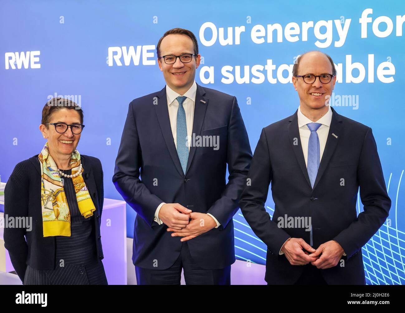 Essen, Nordrhein-Westfalen, Deutschland - RWE-Geschäftsführer Markus Krebber (Mitte), Arbeitsdirektor CHO Zvezdana Seeger (links) und Finanzvorstand Michael Müller (rechts), Stockfoto