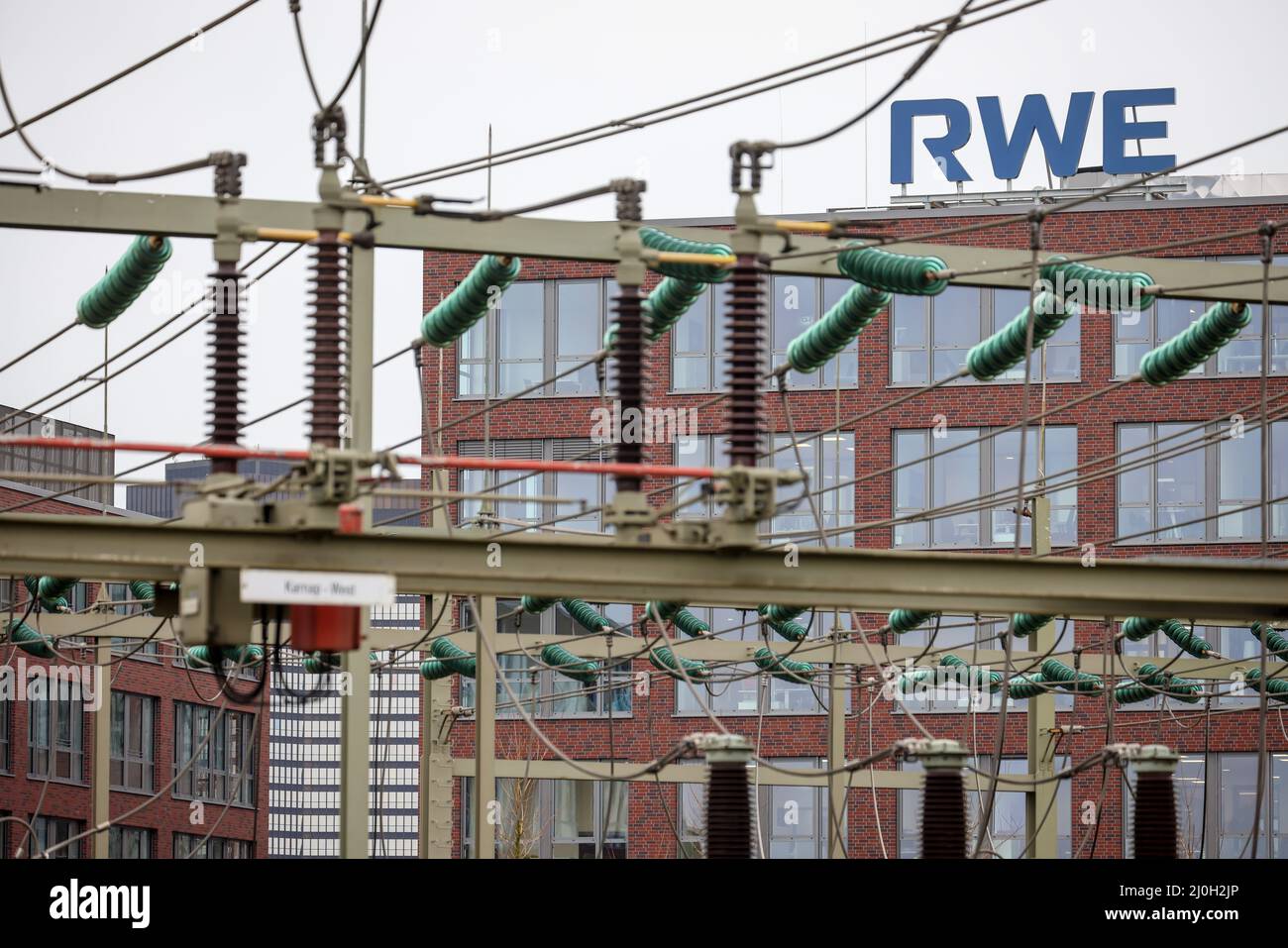 Essen, Nordrhein-Westfalen, Deutschland - RWE-Zentrale, neuer RWE-Campus mit Umspannwerk im Landkreis Altenessen. Hinten links das Rathaus o Stockfoto